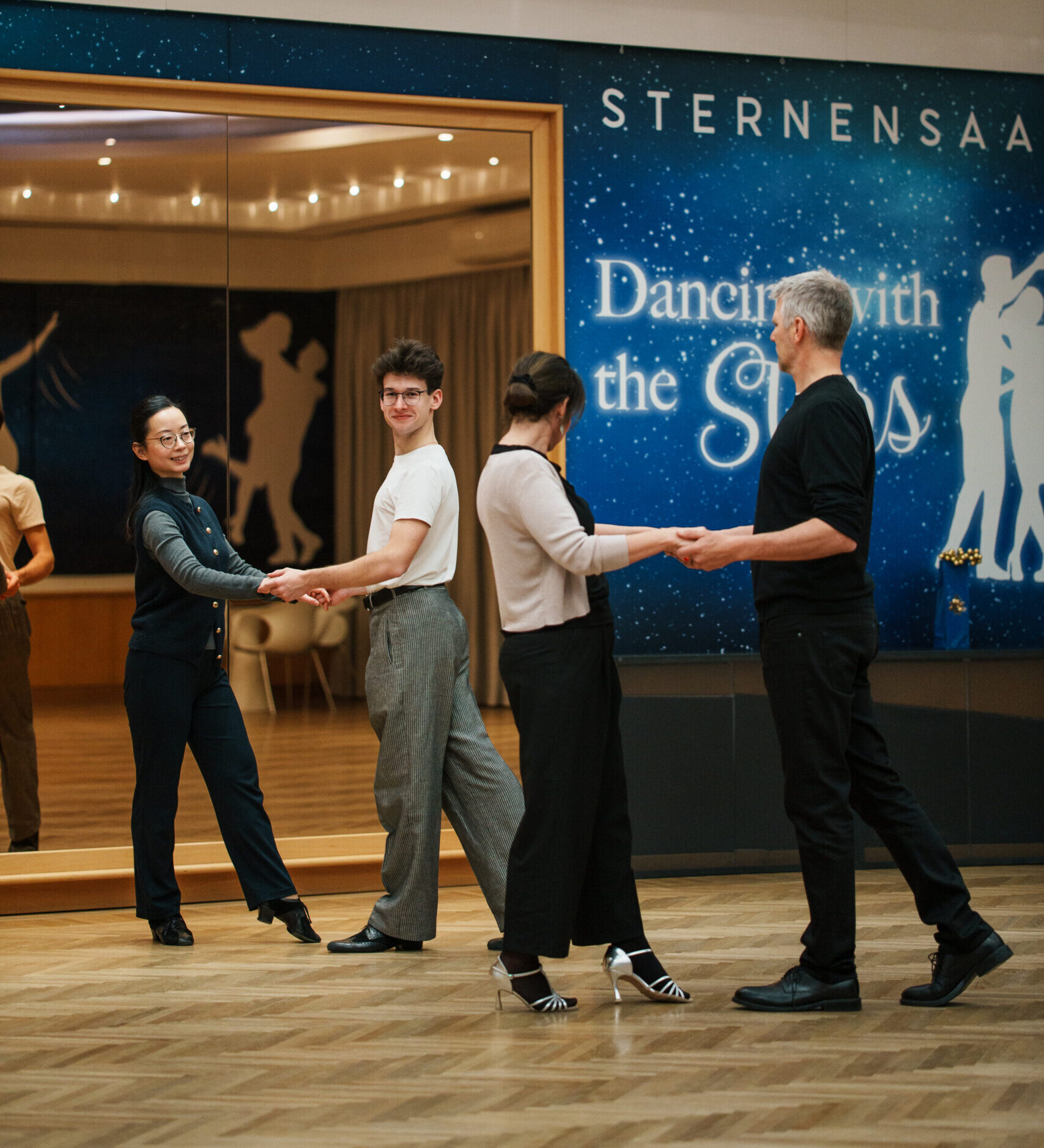 Makiko und Oli zeigen den Grundschritt in der Rumba vor